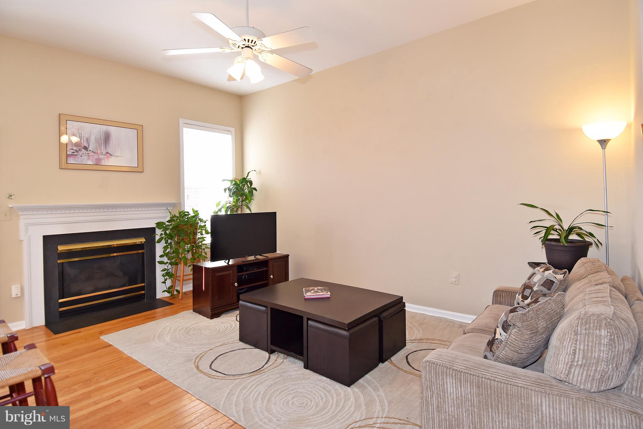20677 Riptide Square Sterling, VA 20165 - Photo 9 of 26 Cozy family room