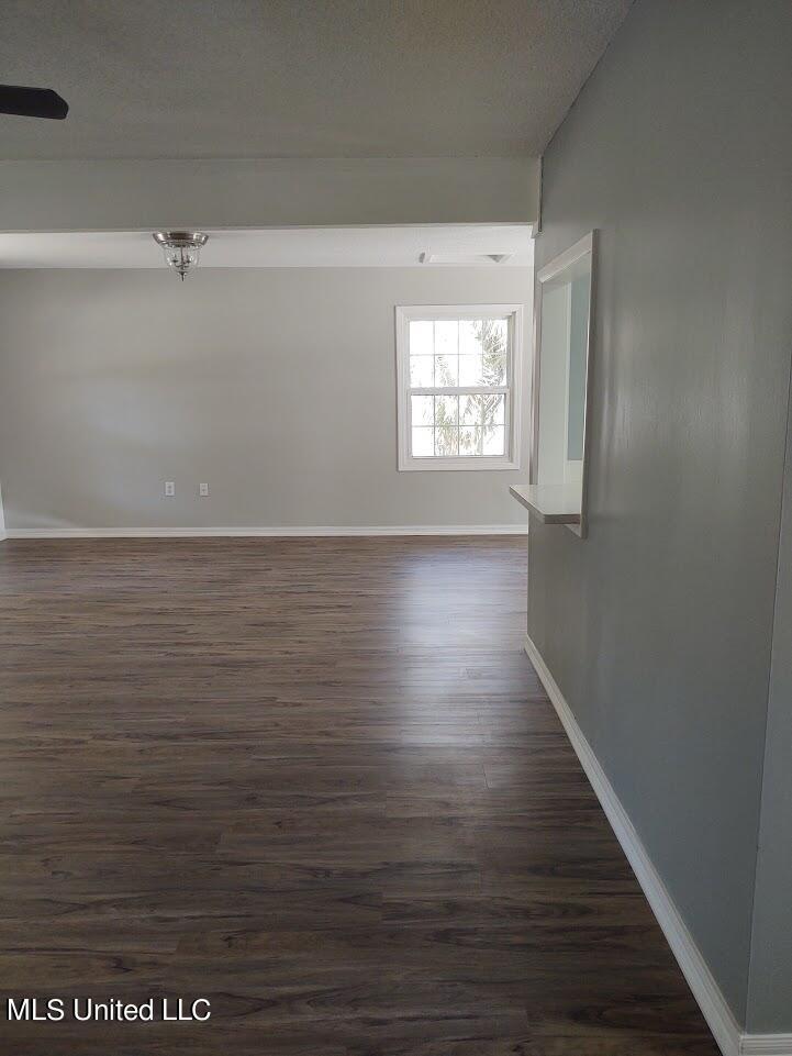2101 Atkinson Road Biloxi, MS 39531 - Photo 8 of 19 Living room1