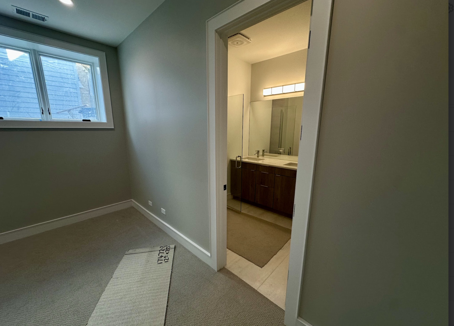 4243 North Damen Avenue, Unit 1R Chicago, IL 60618 - Photo 31 of 38 a bathroom with a bathtub