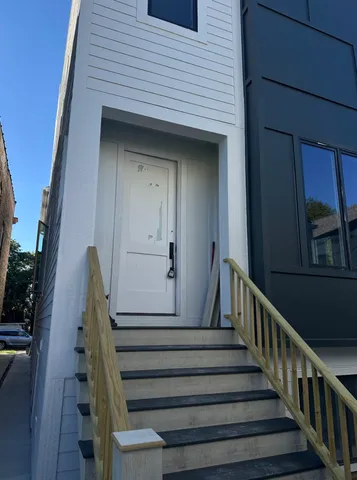 $5,800 | 4243 North Damen Avenue, Unit 1R, Chicago, IL 60618