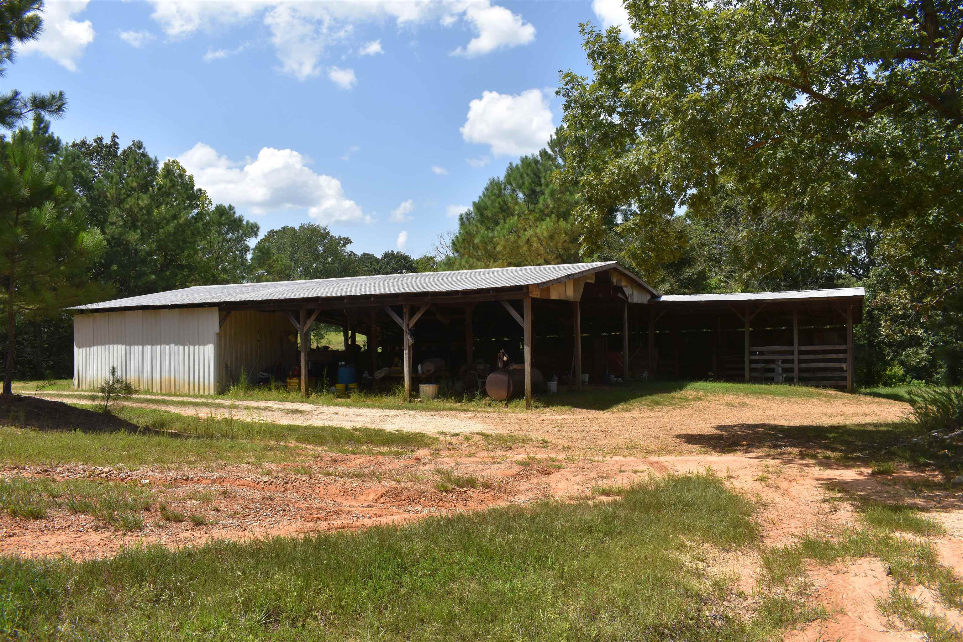 3895 Enville Road Henderson, TN 38340 - Photo 8 of 25 a backyard of a house