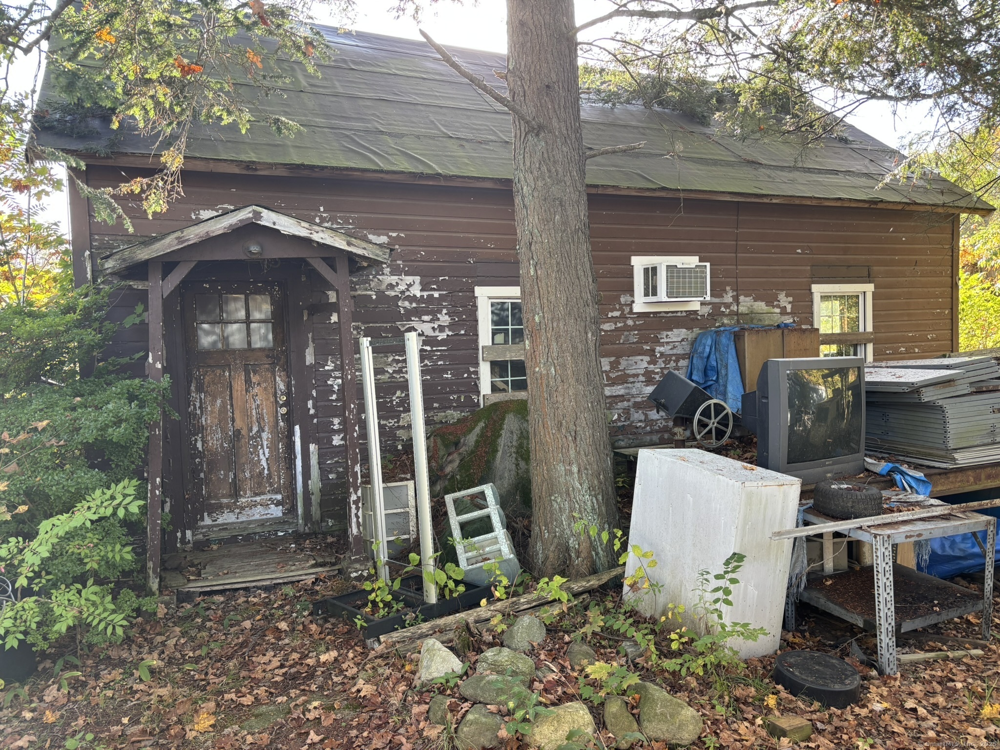 1405 New Haven Road Naugatuck, CT 06770 - Photo 14 of 27 a front view of a house with garden