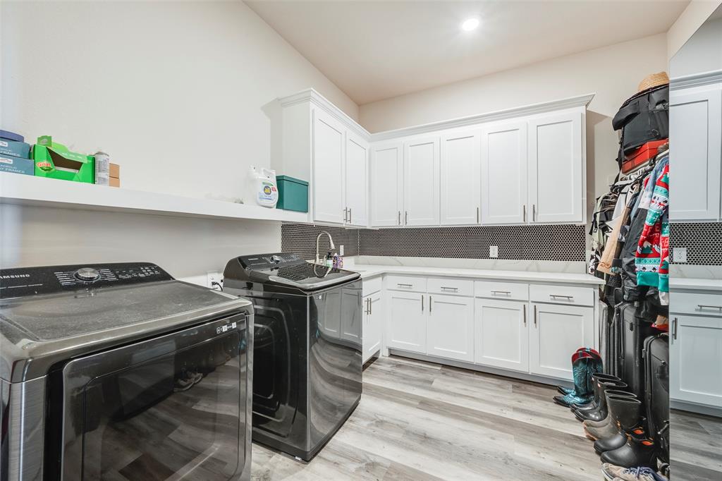 705 Old Agnes Road Weatherford, TX 76088 - Photo 7 of 32 a kitchen with a stove a sink and a refrigerator