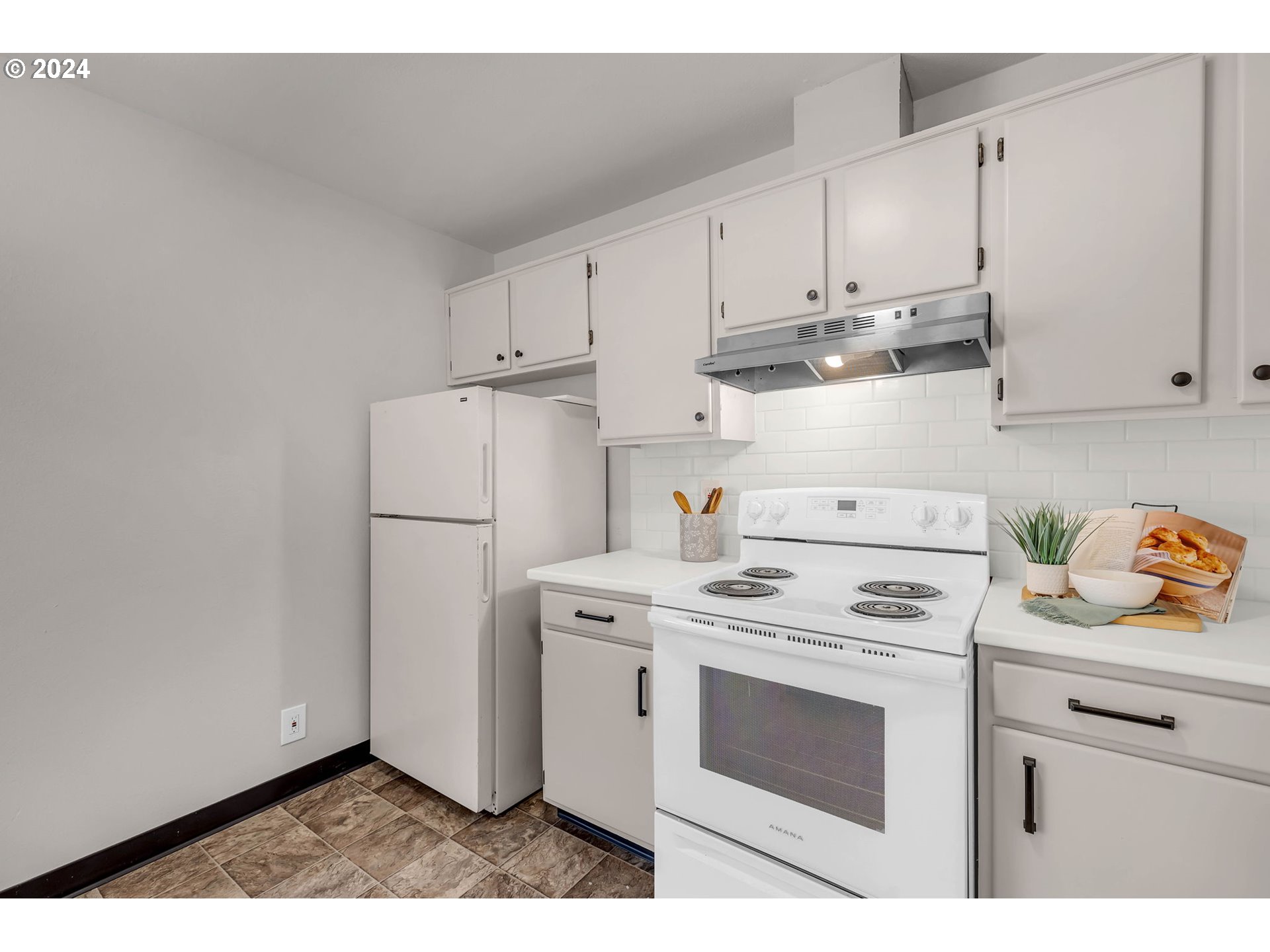 902 Pioneer Street, Unit 910 Ridgefield, WA 98642 - Photo 11 of 31 a utility room with dryer and washer