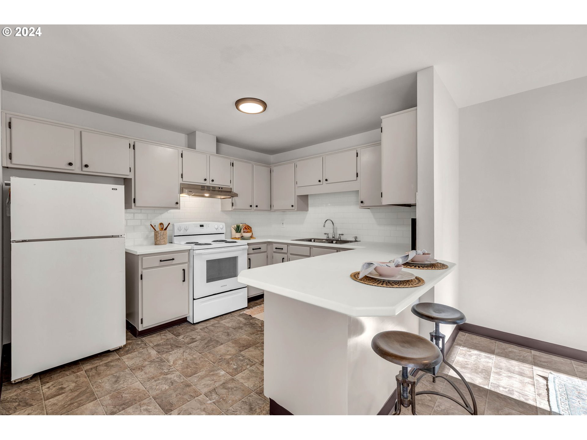 902 Pioneer Street, Unit 910 Ridgefield, WA 98642 - Photo 9 of 31 a kitchen with white cabinets and white appliances