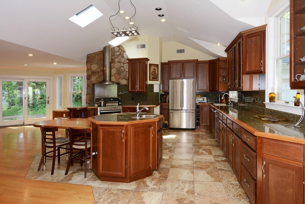 29 Gammons Road Newton, MA 02468 - Photo 4 of 27