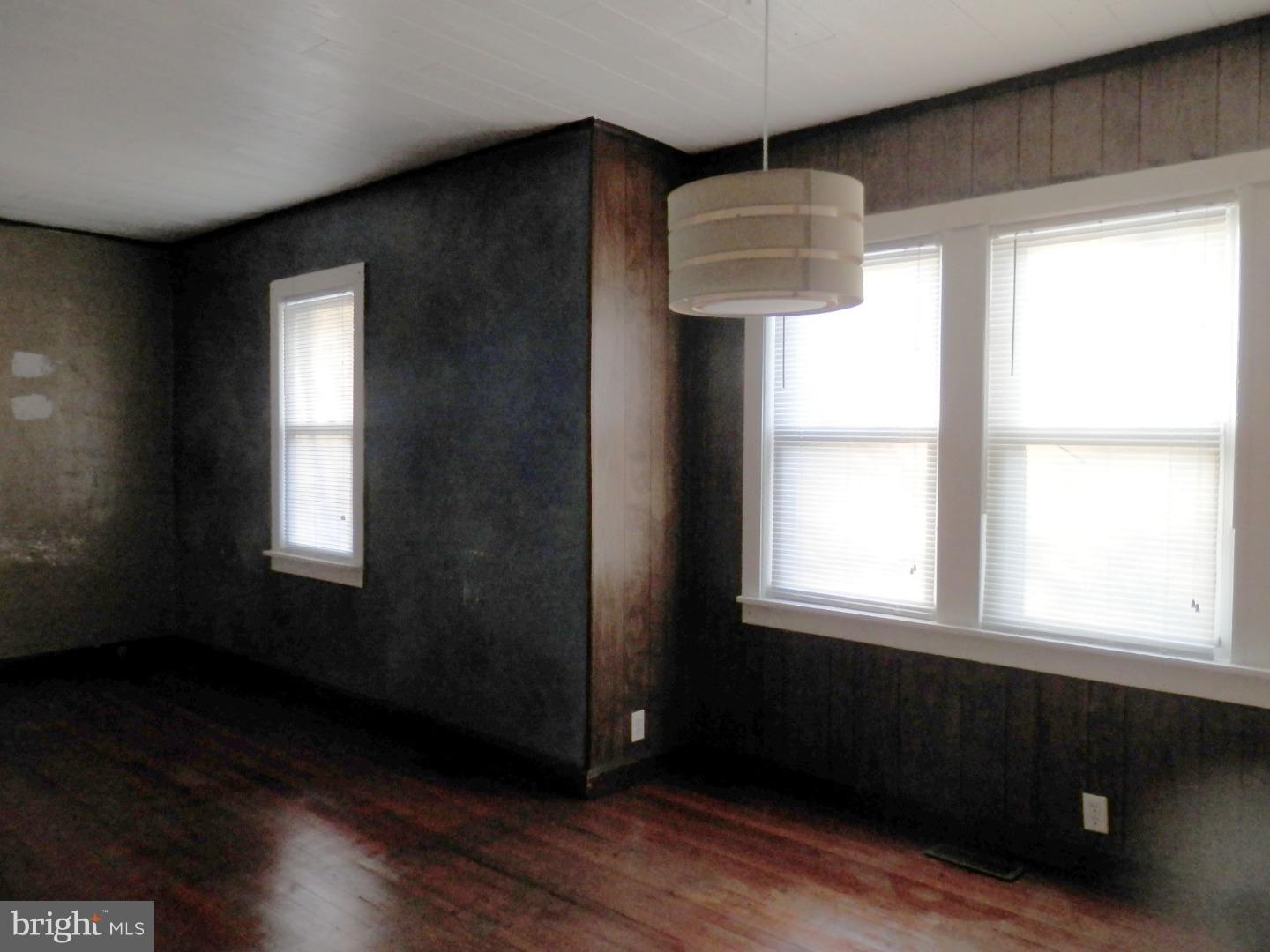 505 Weeks Avenue Riverside, NJ 08075 - Photo 3 of 17 Living Room