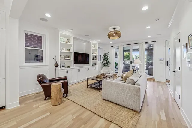 $1,750,000 | 1509 West School Street, Unit 1, Chicago, IL 60657