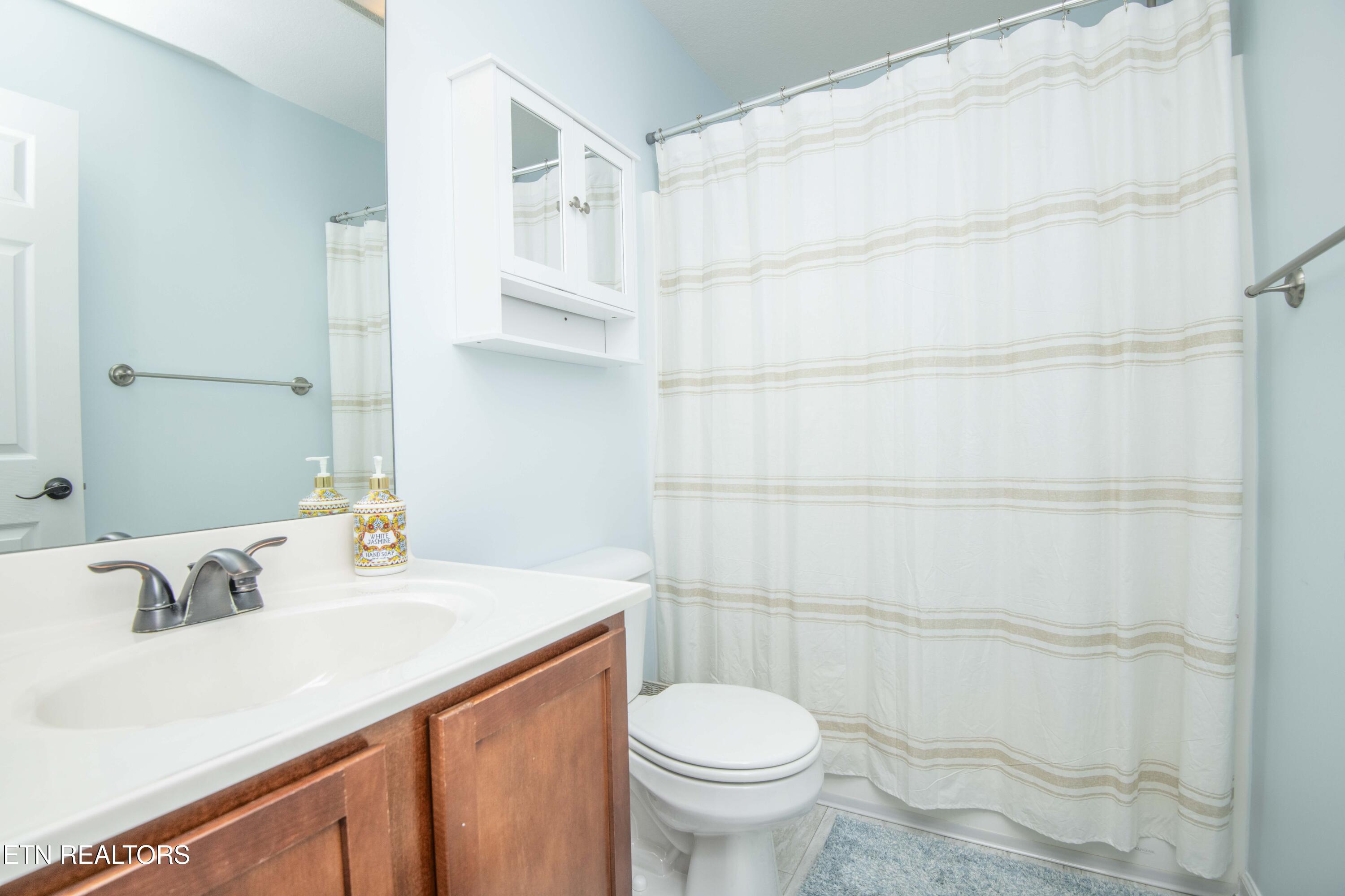 2112 Cedargreens Road Knoxville, TN 37924 - Photo 15 of 21 second bathj_1