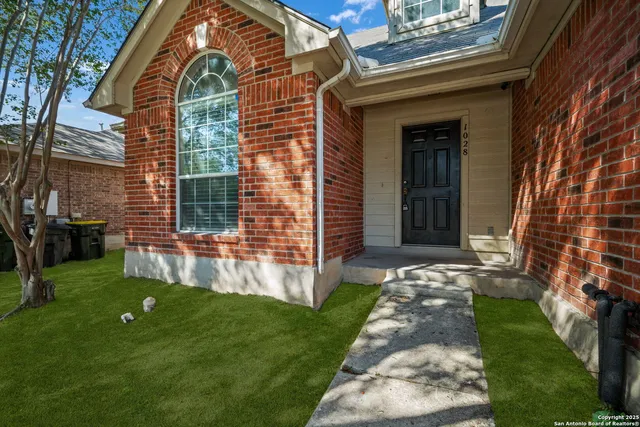 a view of house with backyard