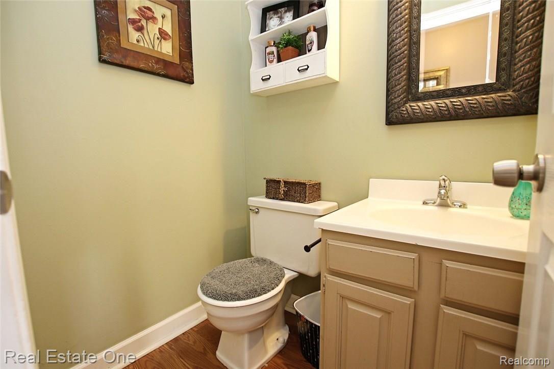 1345 East Fairview Lane Rochester, MI 48306 - Photo 26 of 58 26) Kitchen Bath.jpg
