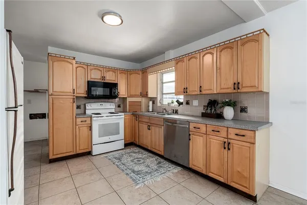 $2,250 | 5617 1st Avenue West, Bradenton, FL 34209