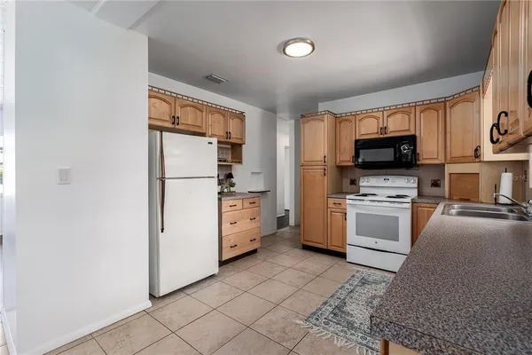 $2,250 | 5617 1st Avenue West, Bradenton, FL 34209