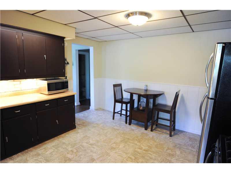 114 Lutes Road Venetia, PA 15367 - Photo 5 of 24 Kitchen. Neutral dcor makes this home move in ready.