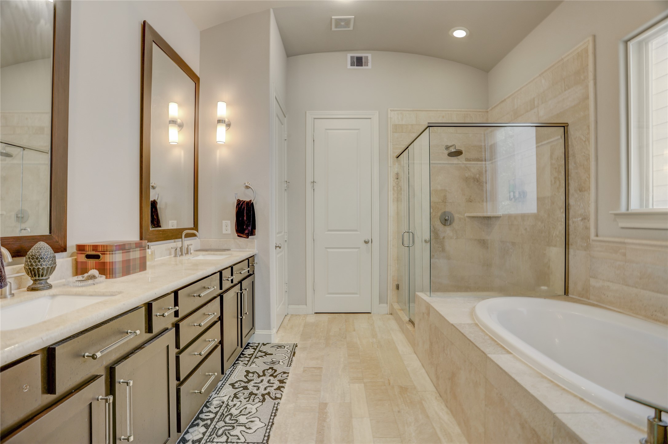 4124 Bonner View Lane Houston, TX 77007 - Photo 16 of 31 Experience ultimate relaxation in the elegant 10x11 SF primary bath, featuring a luxurious spa tub and a standing shower with a stunning stone tile surround.