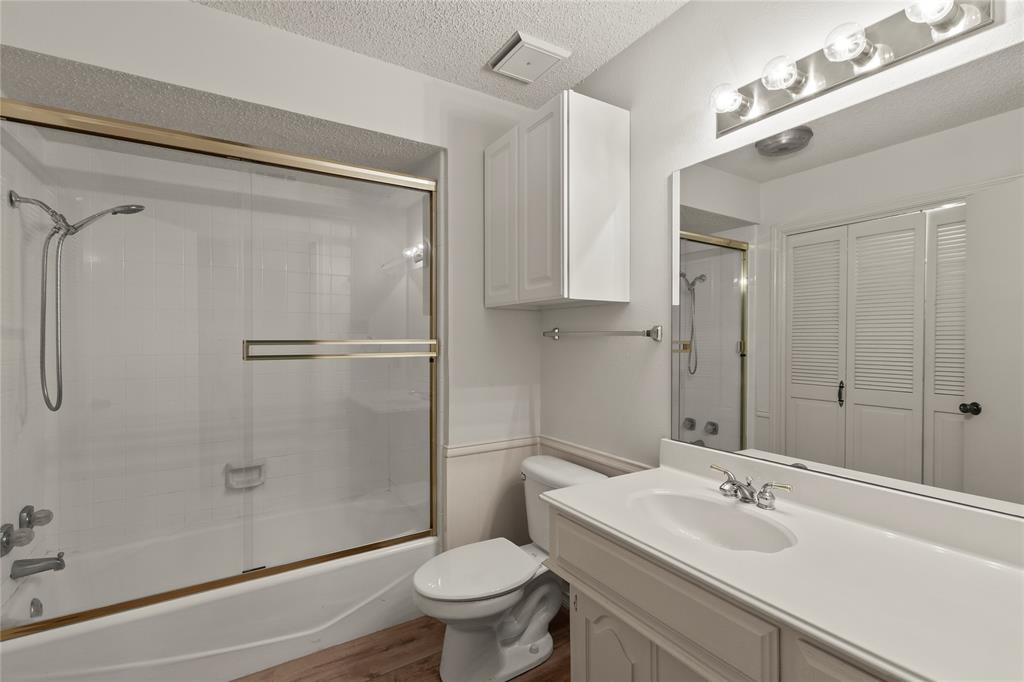 111 Deer Island Road Mabank, TX 75156 - Photo 22 of 26 Hall bathroom for guest. Full size washer and dryer is location in hall bathroom
