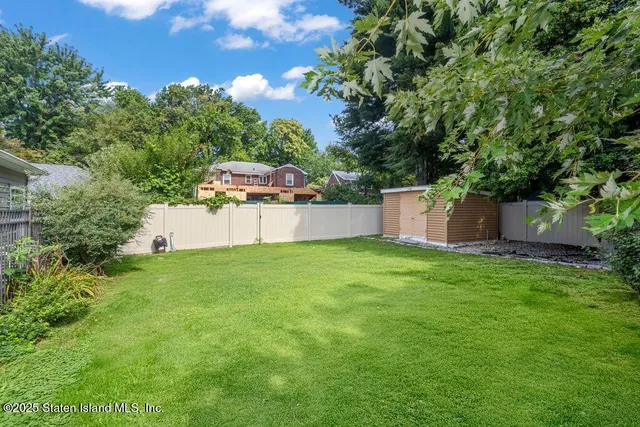 a view of a backyard