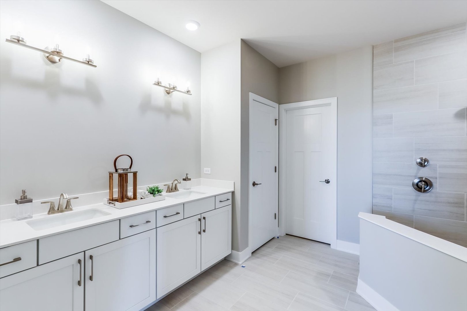25531 West Alabaster Circle Plainfield, IL 60544 - Photo 23 of 31 a bathroom with a double vanity sink a large mirror and a bathtub