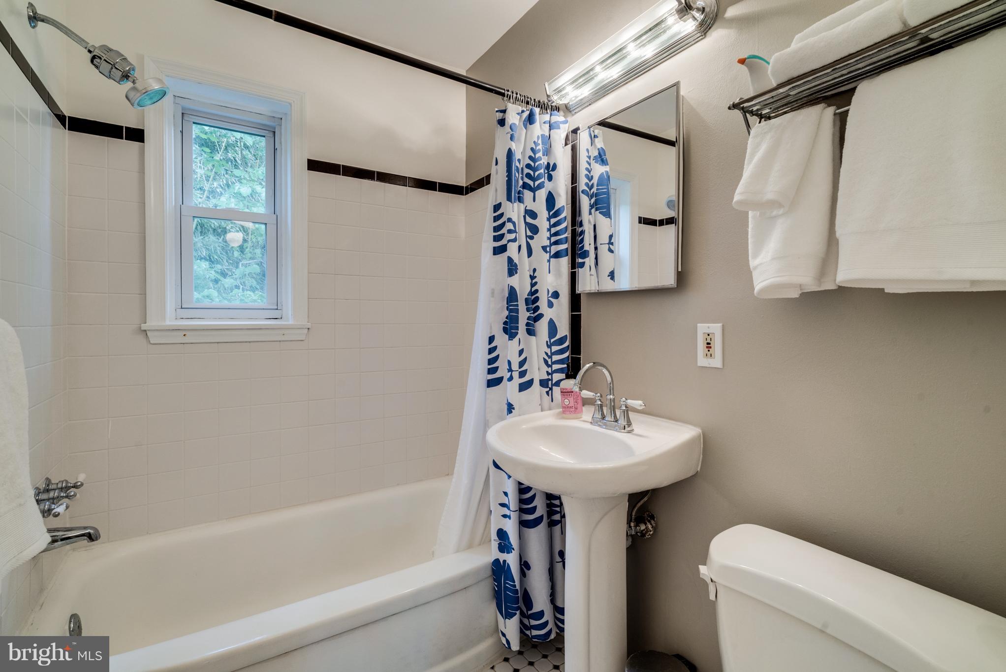 6827 Sandy Spring Road Northwest Washington, DC 20012 - Photo 14 of 26 Bath