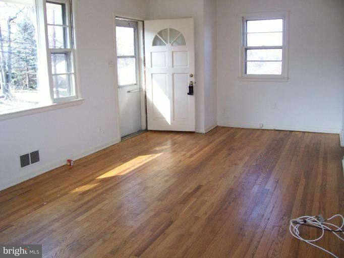5922 Berwyn Road Berwyn Heights, MD 20740 - Photo 3 of 5 Living Room