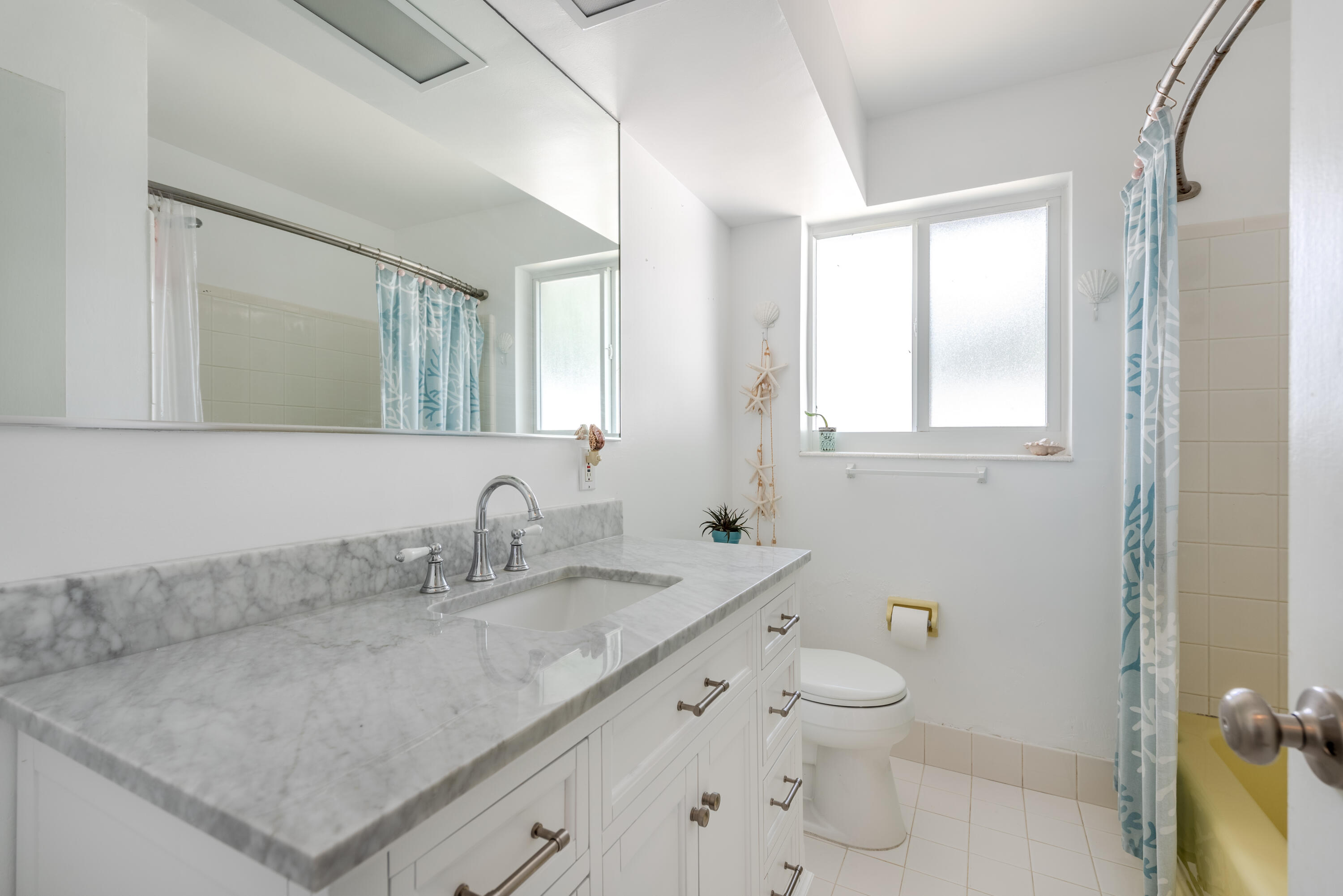 28 Southwest 9th Avenue Boca Raton, FL 33486 - Photo 14 of 23 Guest Bathroom