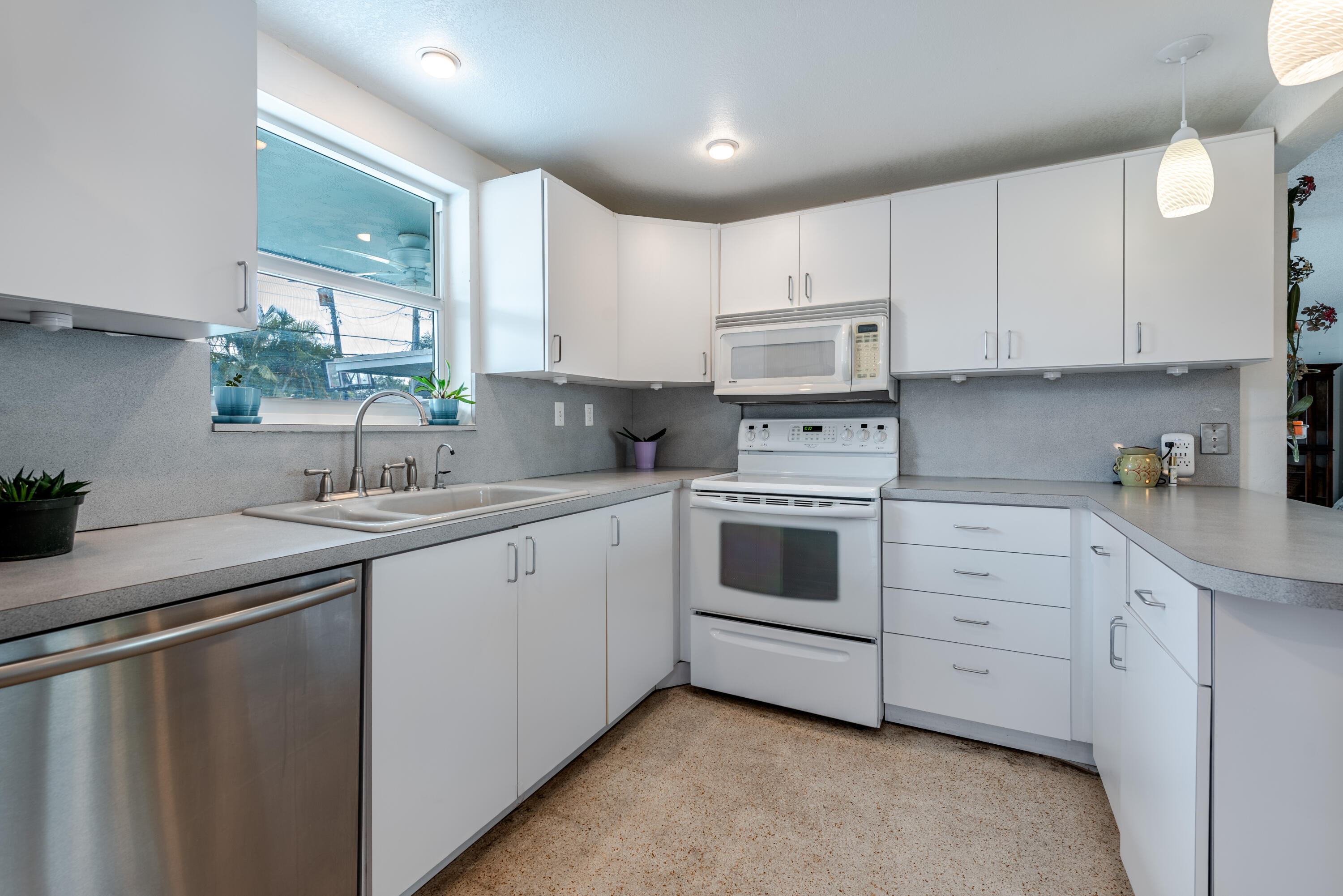 28 Southwest 9th Avenue Boca Raton, FL 33486 - Photo 9 of 23 Kitchen