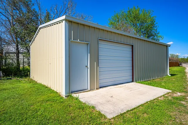 a view of a backyard