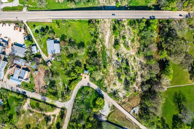a view of a yard with plants