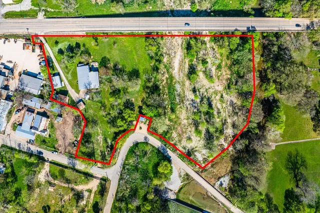 a view of a yard with plants