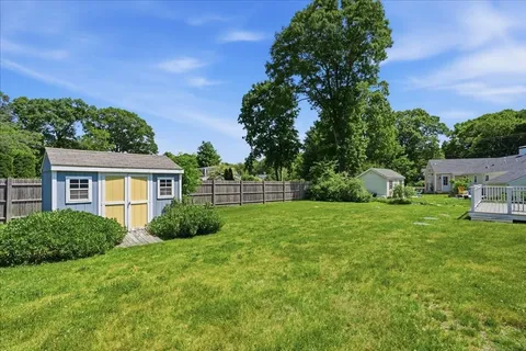a view of a house with backyard and garden