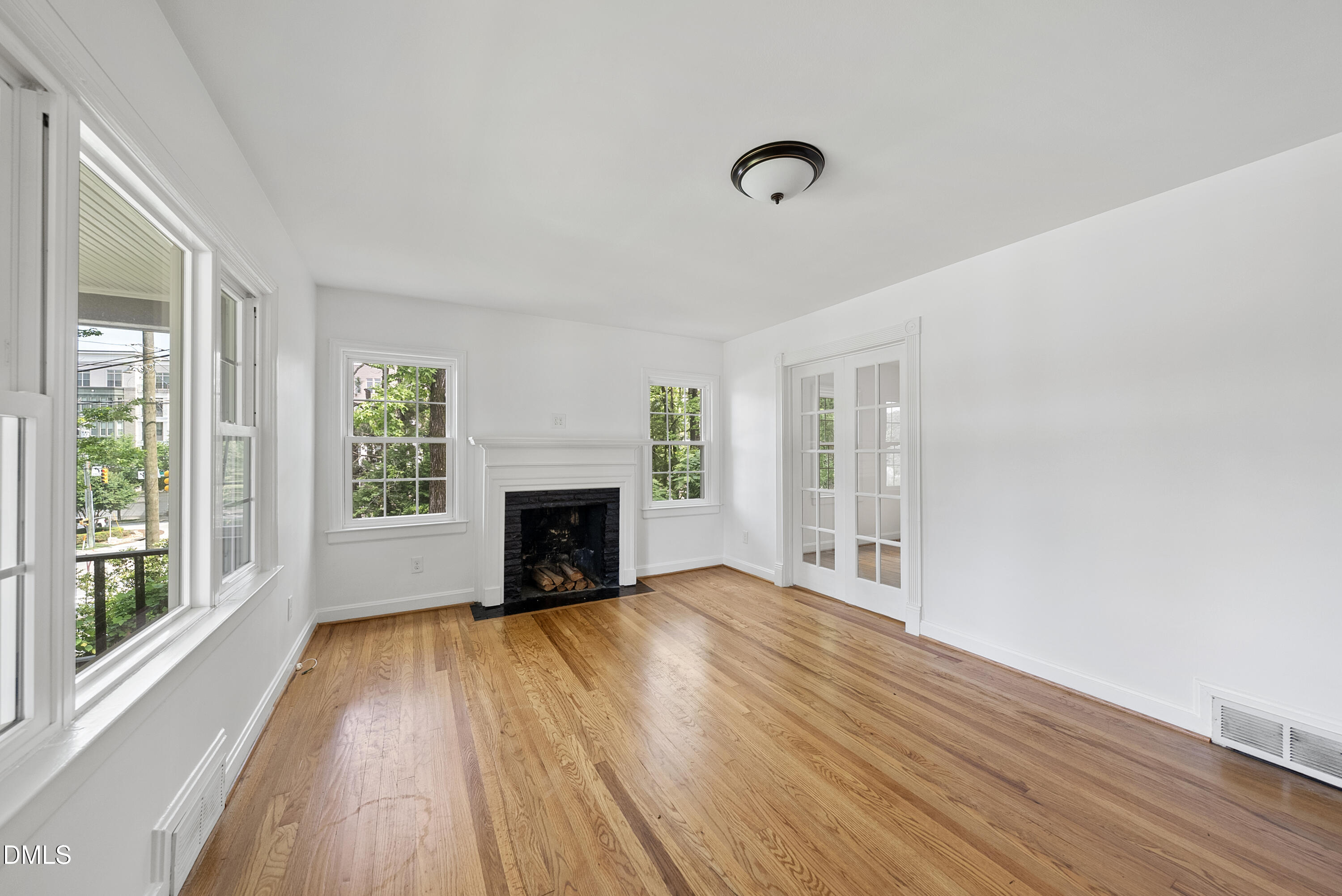 2924 Oberlin Road Raleigh, NC 27608 - Photo 3 of 29 DSC09859