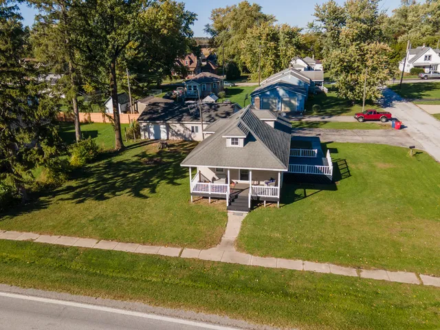 a view of a house with a yard