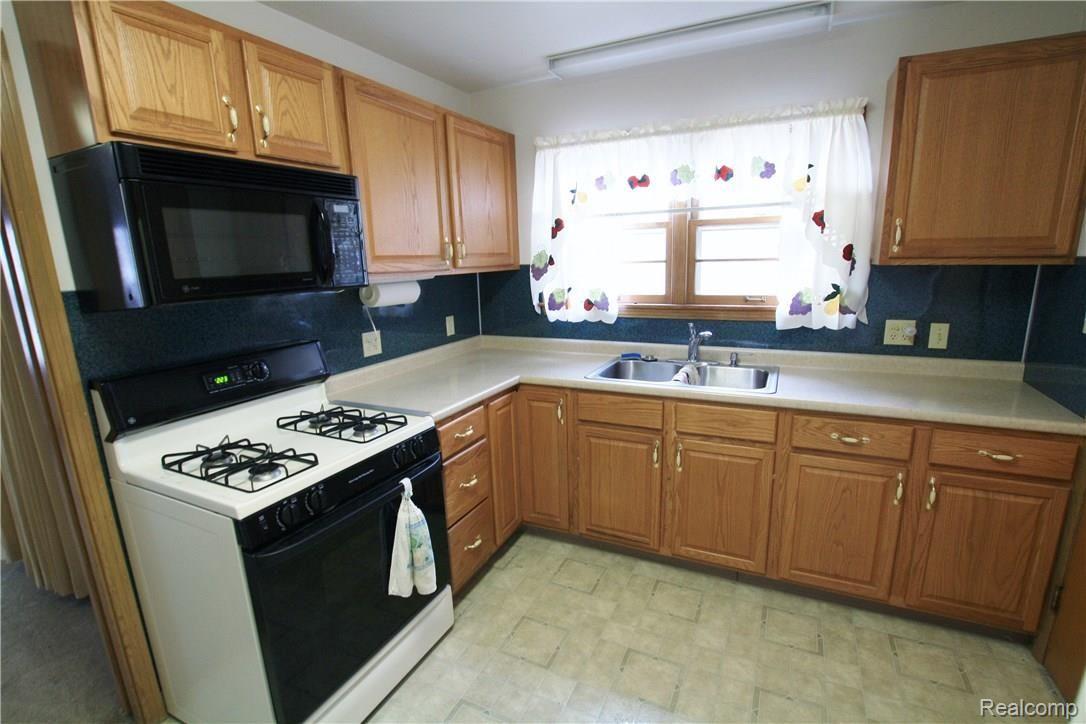 4218 Davison Road Burton, MI 48509 - Photo 14 of 36 IMG_7466.JPG