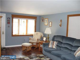 608 Continental Road Hatboro, PA 19040 - Photo 5 of 12 Living Room