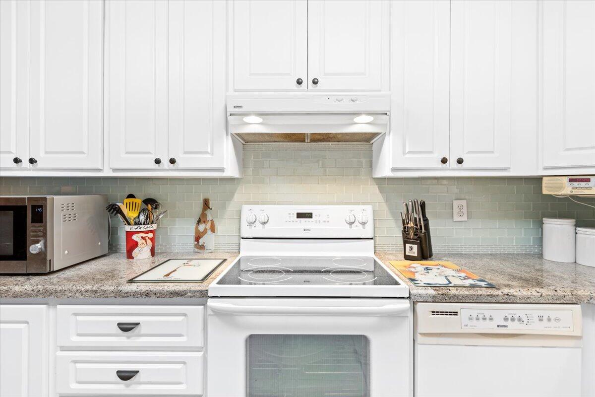 6007 Raintree Trail Fort Pierce, FL 34982 - Photo 10 of 43 Kitchen