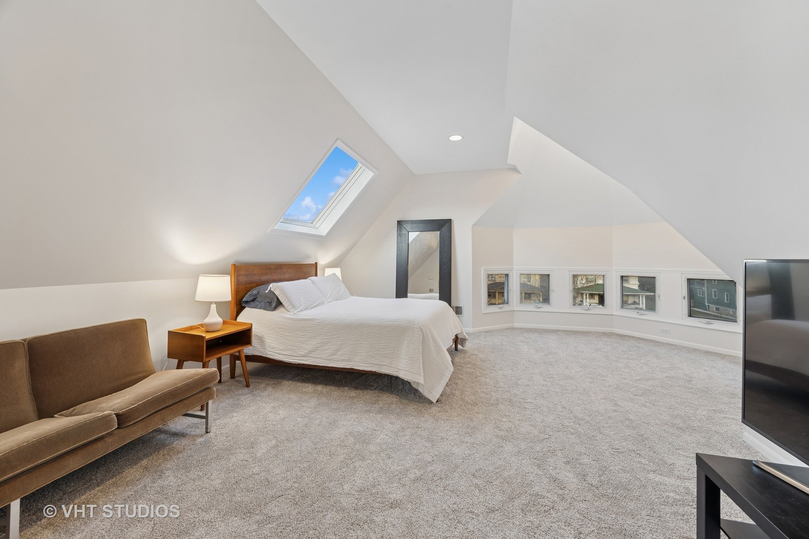 309 Wesley Avenue Oak Park, IL 60302 - Photo 40 of 56 a spacious bedroom with a bed and a couch