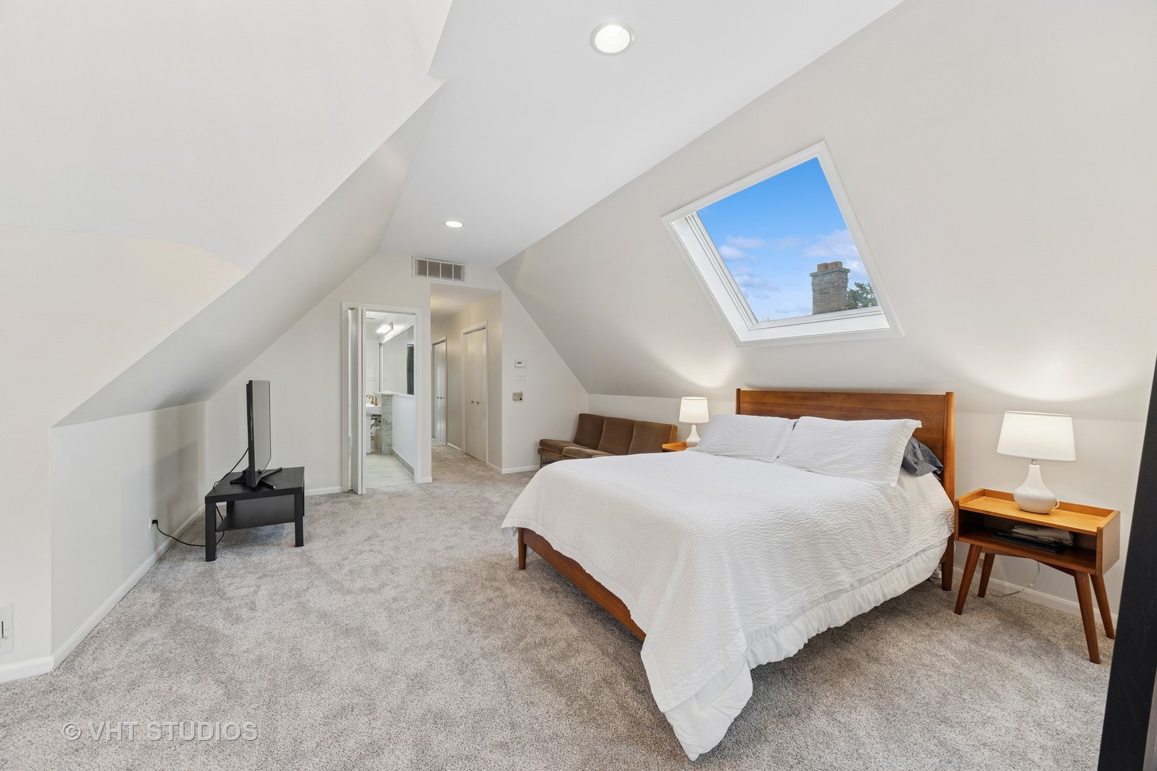 309 Wesley Avenue Oak Park, IL 60302 - Photo 41 of 56 a spacious bedroom with a bed and a lamp