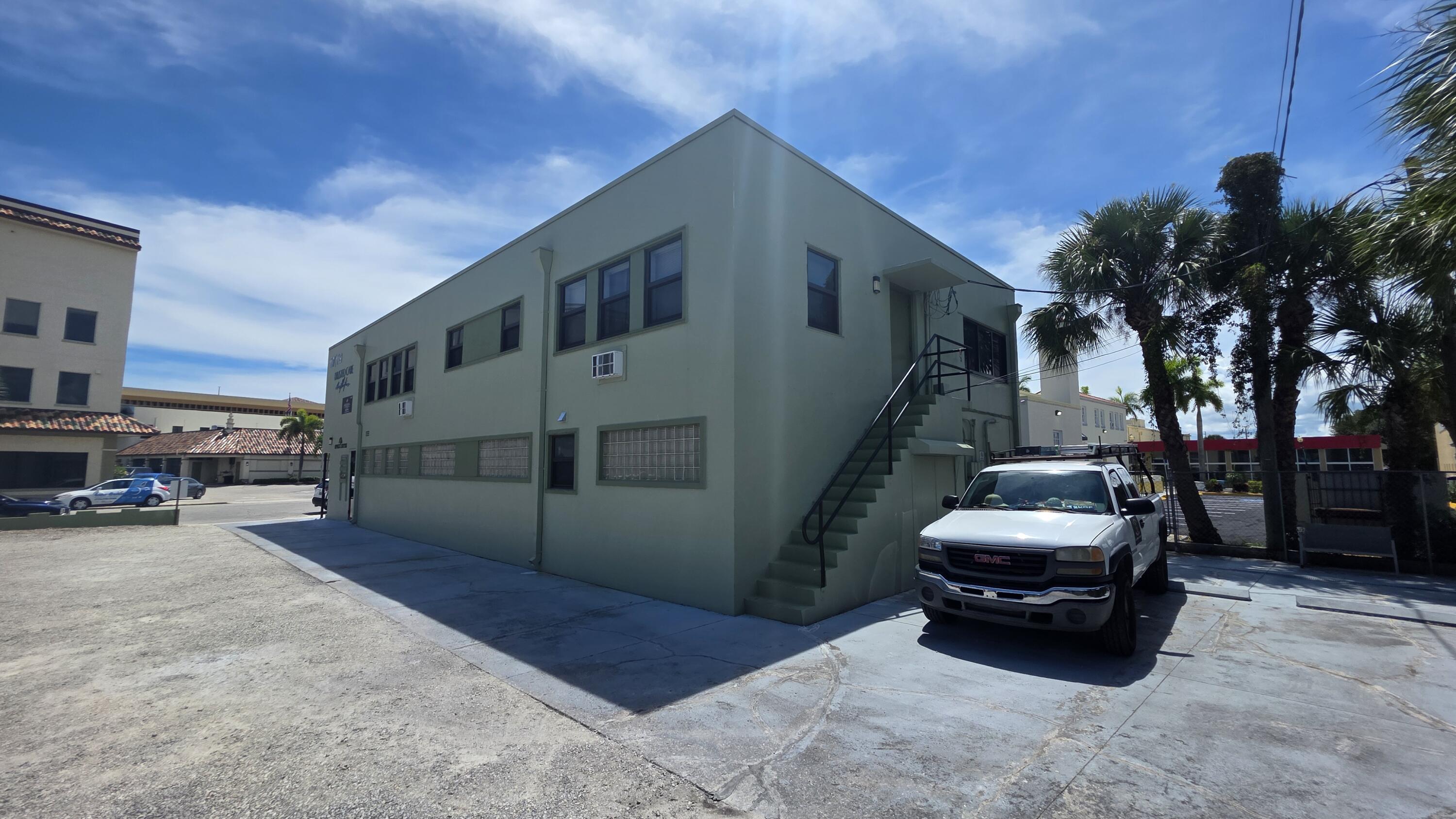 117 North 5th Street Fort Pierce, FL 34950 - Photo 6 of 30 a building outdoor space with patio furniture and potted plants