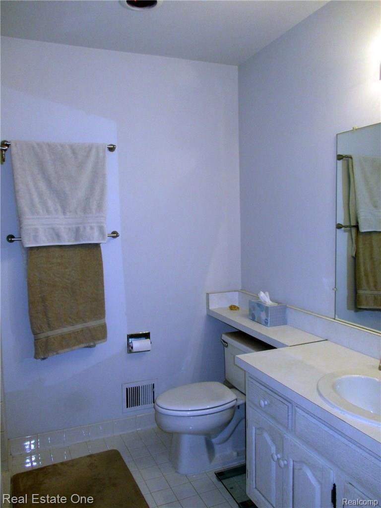 938 Golfview Court Rochester, MI 48307 - Photo 27 of 44 IMG_1335.jpg