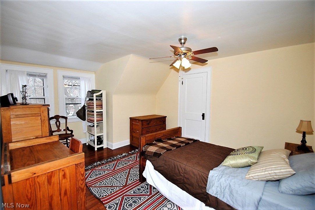 3185 Onaway Road Cleveland, OH 44120 - Photo 20 of 24 Fifth bedroom on third floor with full bath.