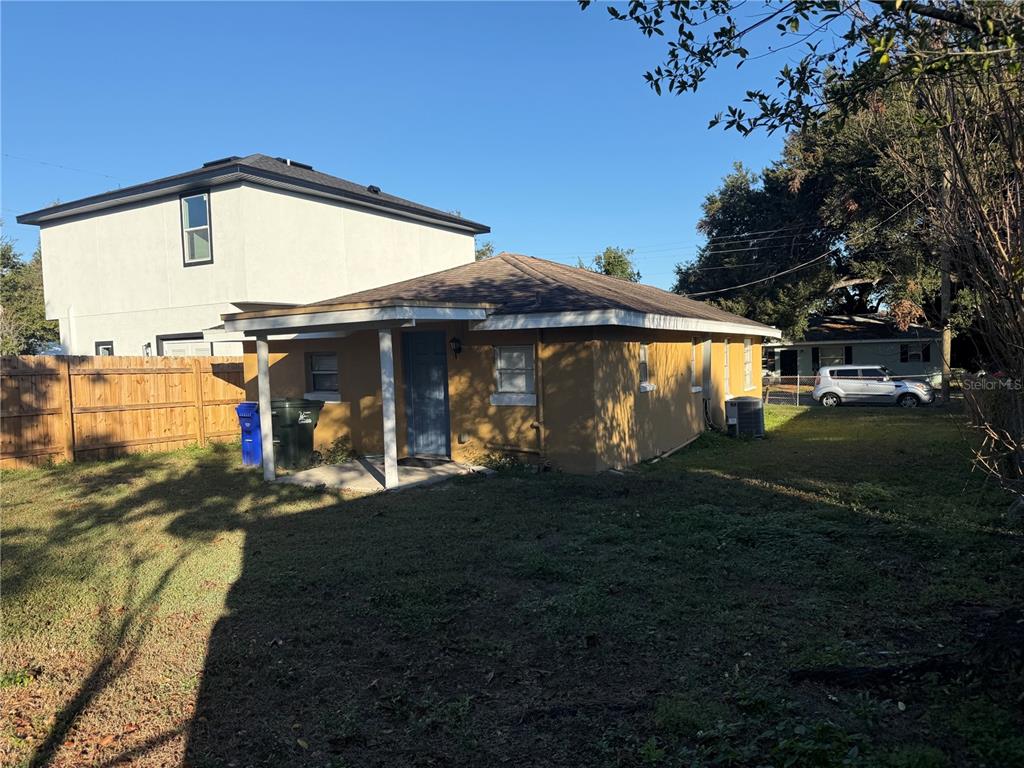 720 West 12th Street Lakeland, FL 33805 - Photo 11 of 12 a front view of a house with garden