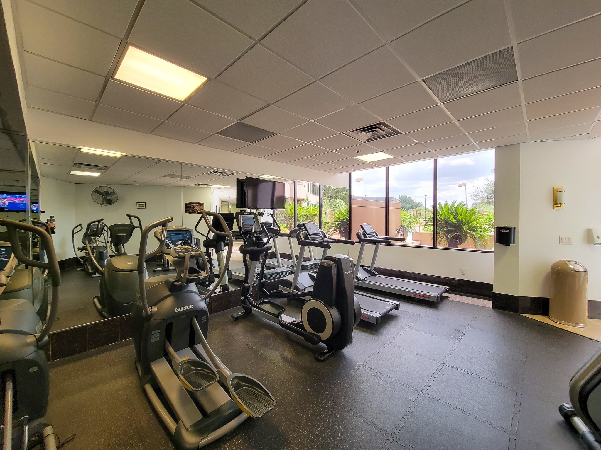 3525 Sage Road, Unit 1605 Houston, TX 77056 - Photo 31 of 33 a view of a room with gym equipment