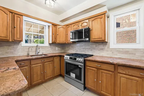 $999,998 | 2015 Tenbroeck Avenue | Pelham Parkway