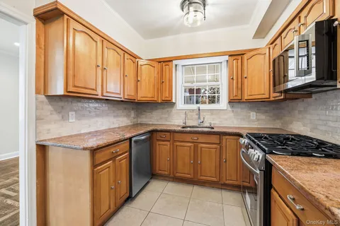 $999,998 | 2015 Tenbroeck Avenue | Pelham Parkway