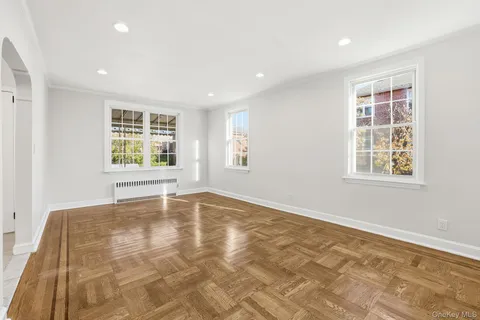 $999,998 | 2015 Tenbroeck Avenue | Pelham Parkway