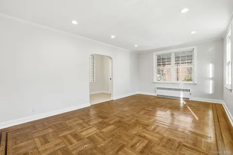 $999,998 | 2015 Tenbroeck Avenue | Pelham Parkway