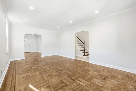 $999,998 | 2015 Tenbroeck Avenue | Pelham Parkway