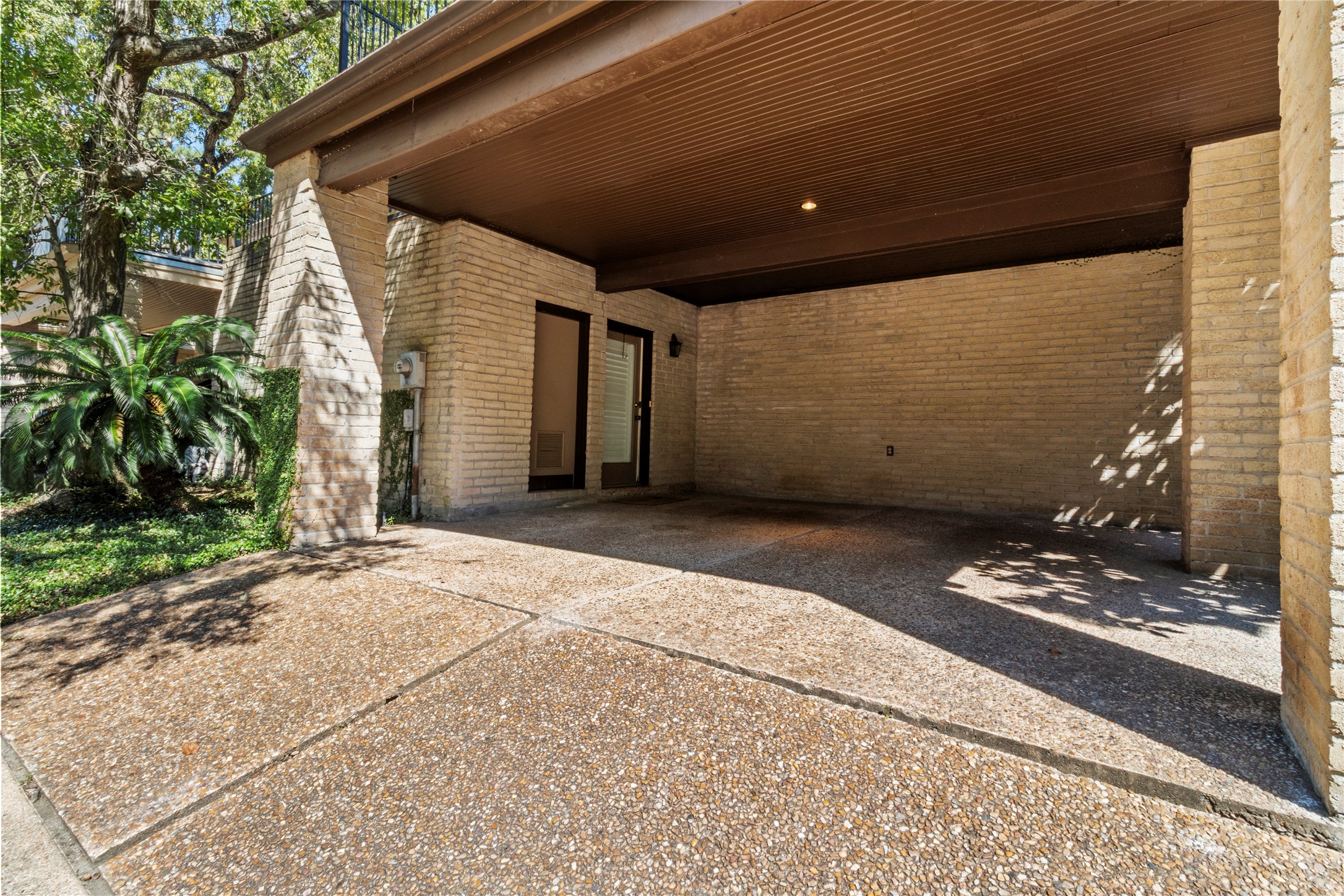 201 Vanderpool Lane, Unit 103 Houston, TX 77024 - Photo 3 of 28 a outdoor space of a house