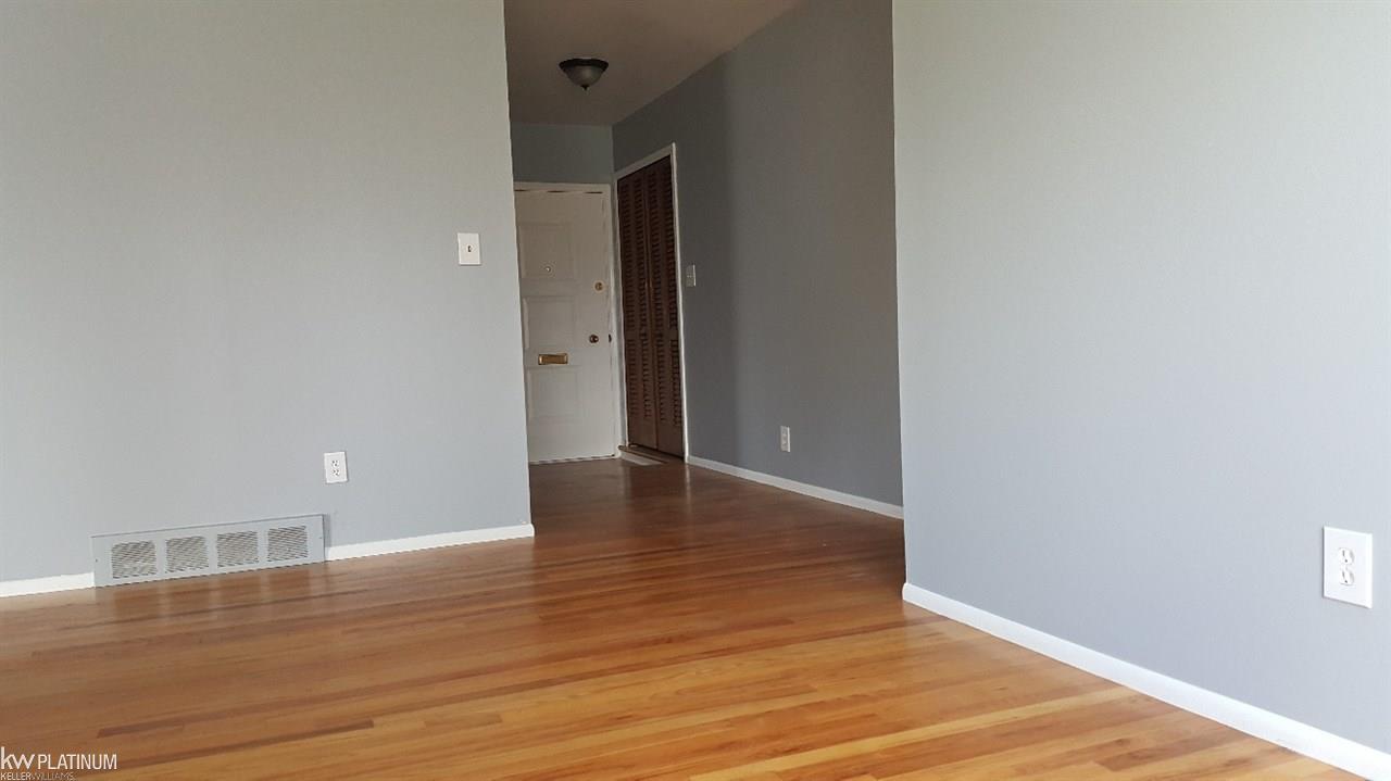 13657 Martin Warren, MI 48088 - Photo 10 of 38 31353992-9.JPG