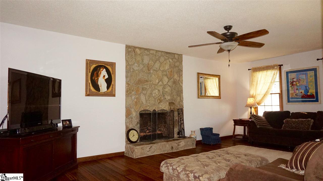 111 Foxhound Road Simpsonville, SC 29680 - Photo 2 of 35 Gallery Image 2